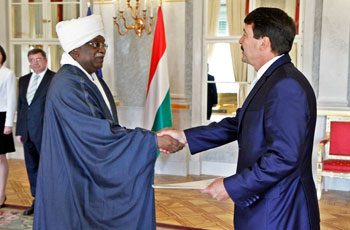 الرئيس المجري يحث رجال أعمال بلاده للاستثمار بالسودان 1 1442933372