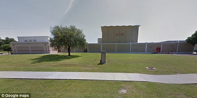 قصة القبض على طفل سوداني صنع «ساعة» و المدرسون اعتقدوا أنها قنبلة وأوباما يطلب مقابلته 6 2C6062BB00000578-0-image-a-1_1442394855808