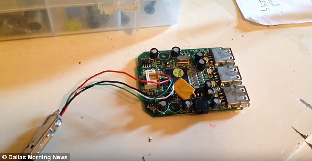 قصة القبض على طفل سوداني صنع «ساعة» و المدرسون اعتقدوا أنها قنبلة وأوباما يطلب مقابلته 5 2C60F4E800000578-3236603-image-a-23_1442400201702