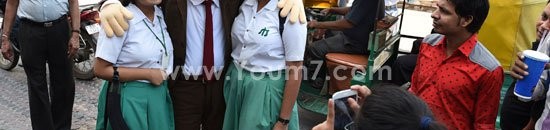 بالصور.. مجنون "مستر بين" يظهر فى نيودلهى ويحتفل بمرور 25 عام على أول ظهور للشخصية 13 920152413243292165927 01 02