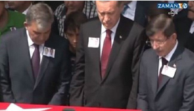 أردوغان يخطئ في الصلاة والكاميرات ترصده