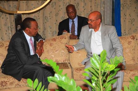 البشير يستقبل كنياتا خلال توقفه بمطار الخرطوم في طريق عودته لبلاده قادما من ايطاليا 1 البشير كنياتا