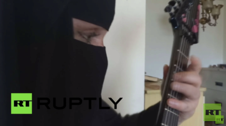 عقب القانون المثير للجدل ..بدء حظر النقاب بسويسرا والغرامة 10 آلاف دولار 1 برازيلية منقبة تحيي حفلات