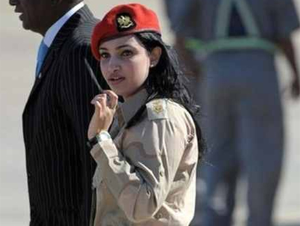 لماذا يرتدي الحراس الشخصيون نظارات سوداء باستمرار: 6 أسباب 1 حارسة القذافي