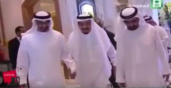 بالفيديو: شاهد ردة فعل الحارس الشخص للملك سلمان بعد إشتباهه في أمر خلف الملك 1 ردة فعل الحارس الشخص للملك سلمان