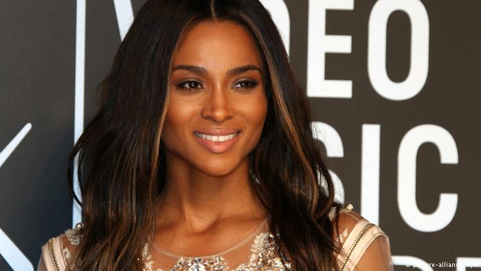 شاهد .. النجمة السمراء الأكثر أناقة في العالم 1 سمراء