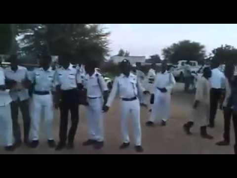شاهد.. فيديو افراد من شرطة المرور السودانية يؤدون رقصة "الطيار" بطريقة رائعة تلفت الانظار 1 شرطة مرور