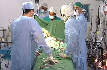 للمرة الثالثة خلال شهور.. استخراج هاتف من بطن شاب مصري 1 عملية1