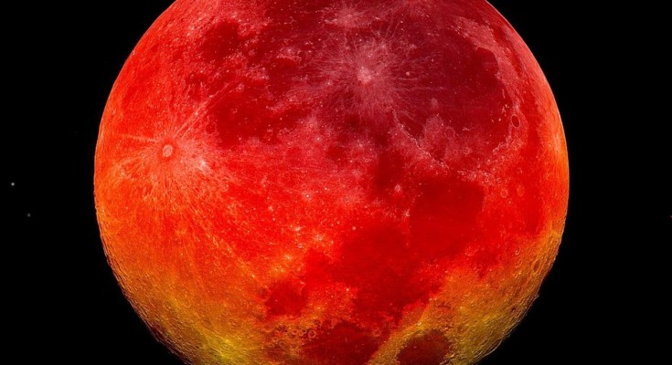 قمر الدم العملاق