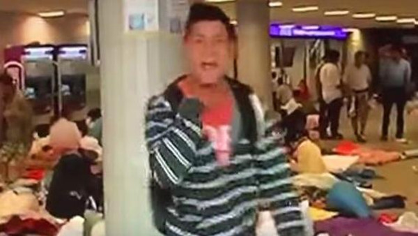 لاجئ سوري يشير في فيديو بالذبح