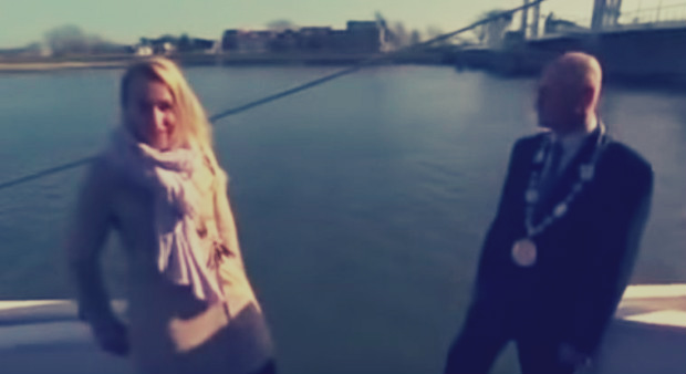 بالفيديو... "قبلة" على الهواء تربك مراسل رياضي 1 لحظة سقوط مذيعة في الماء