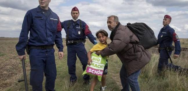 المجرية التي "أوقعت" اللاجئ السوري تخطط للإنتقام.. مصورة التلفزيون التي إعتذرت فيما بعد بأقبح من ذنب قررت مقاضاة "فيسبوك" أيضا 1 مهاجر سوري1