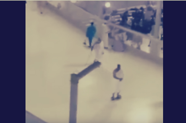 بالفيديو: تكنولوجيا الطواف وعصر السرعة.. مُعتمر يستخدم "سكوتر" للطواف حول الكعبة.. يرتدي ملابس الإحرام 1 مُعتمر يستخدم سكوتر للطواف