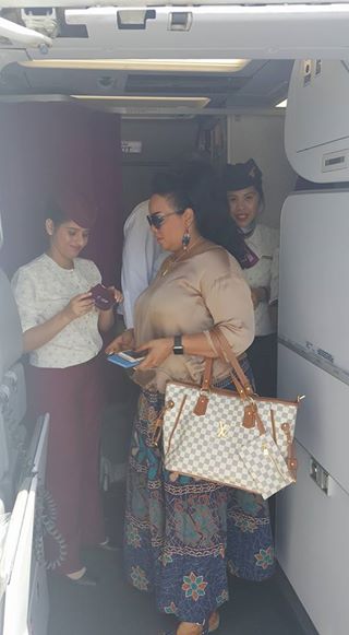 بالصور.. ندي القلعة تودع جمهورها من أعلي سلم الطائرة القطرية.. وملابسها المثيرة تثير ضجة داخل مواقع التواصل 4 ندى القلعة1