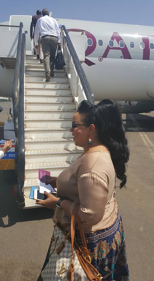 بالصور.. ندي القلعة تودع جمهورها من أعلي سلم الطائرة القطرية.. وملابسها المثيرة تثير ضجة داخل مواقع التواصل 5 ندى القلعة3