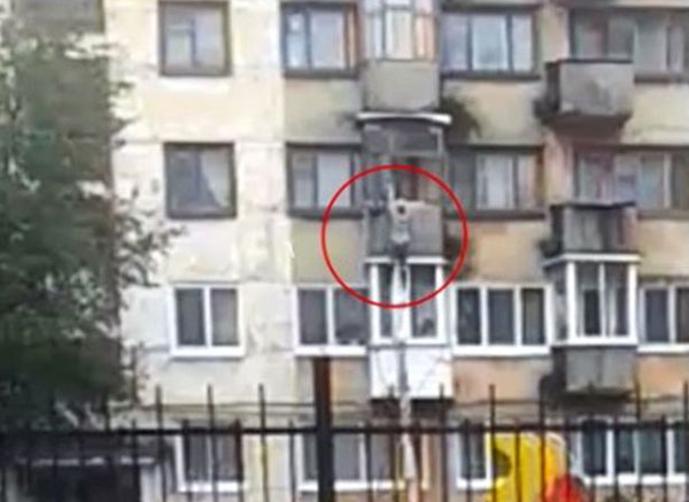 بالفيديو.. طالب يتعرض لموقف محرج أثناء هروبه من مدرسته 1 هروب شابة من شقة مغتصبها