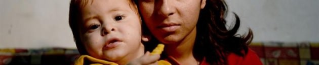 شاهد بالفيديو.. ماذا فعلت معلمة مع تلميذ ابتلع قطعة نقدية 10 الطفل السوري الذي أنقذه بحارة من الموت