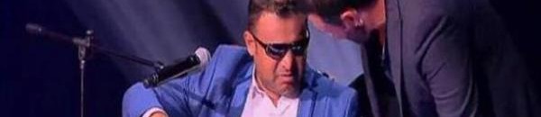 بالفيديو: متسابق كفيف يُبكي فريق The Voice.. وشيرين تنسحب ندماً وكاظم يقبل رأسه 10 المتسابق العراقي الكفيف نزار كاظم