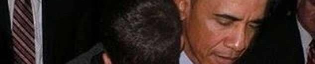 اوباما يسلم ويحضن ولد الساعة "السوداني" احمد بالطريقة السودانية 10 اوباما يحضن احمد