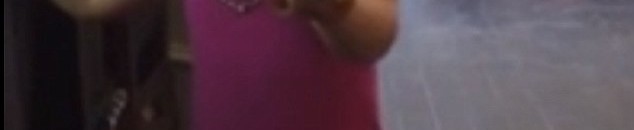 بالفيديو.. شاهد طفلة في الرابعة تعطي والدها محاضرة صارمة: لن أقوم بأي أعمال منزلية 10 تعطي والدها محاضرة صارمة