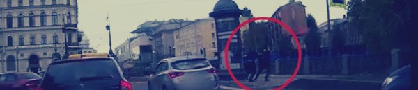 رجل أعمال روسي يلقي شابًا في النهر