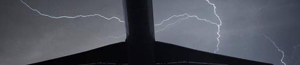 صاعقة تضرب طائرة ركاب أثناء هبوطها 11 طائرة السعودية لحظة إصابتها بصاعقة