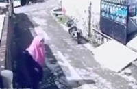 بالفيديو: فتاة تخدع لصا حاول سرقتها بطريقة ماكرة و طريفة وتسرقه هي 10 فتاة تخدع لص