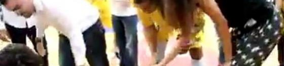 فيديو: لاعبٌ يدّعي الإصابة لخطبة حبيبته أمام الجماهير والتصفيق يعم الملعب 10 لاعبٌ لبناني يدّعي الإصابة لخطبة حبيبته