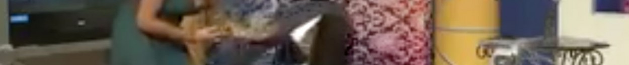 بالصور: مذيع يتحرشه بزميلته في برنامج على الهواء بطريقة سخيفة.. تم فصله مباشرة 13 مذيع يتحرشه بزميلته