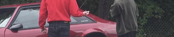 مساعدة رجل تعطلت سيارته