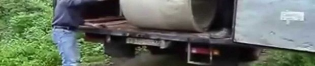 بالفيديو: موقف طريف لعامل غبي.. حكّ رأسه بعد فعلته الغبية 10 موقف طريف لعامل غبي