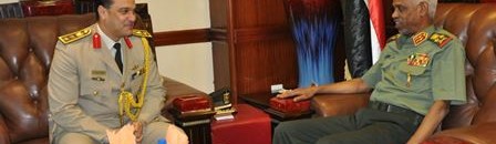 وزير الدفاع مع ملحق مصري