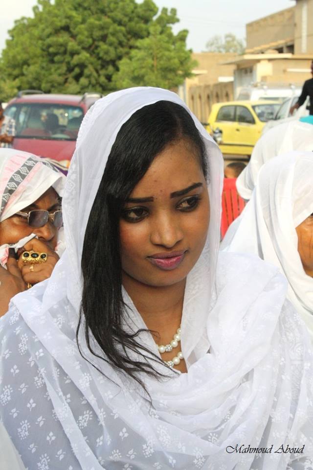 بالصور وللمرة الثانية في السودان.. فتاة تستغني عن (الشيلة) وتكاليف الزواج وتوافق علي الزواج من شاب مقابل مهر رمزي جداً.. وعقد الزواج يشمل بعض الشروط الصعبة 3 12096538_899392640147497_1870883534718348611_n