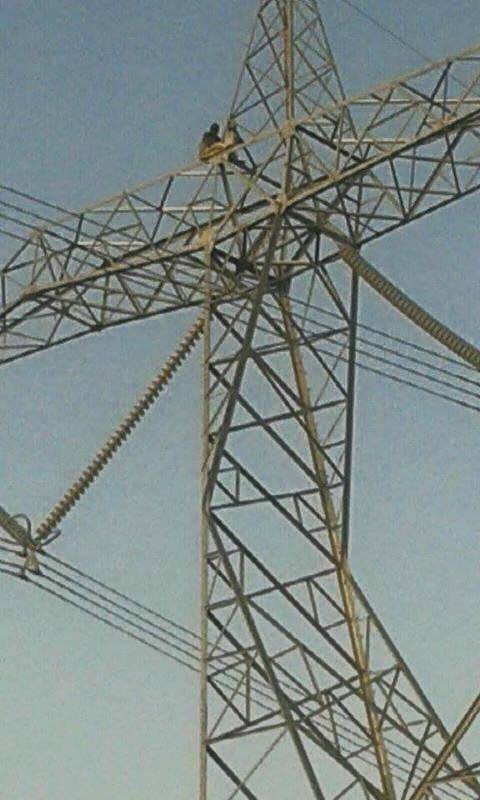 بالصور: مواطن من مدينة (الدامر) معلق منذ يوم أمس على أحد ابراج الضغط العالى يشكو من ارتفاع وغلاء الأسعار 1 12108722 620141281458653 3340125269833222170 n