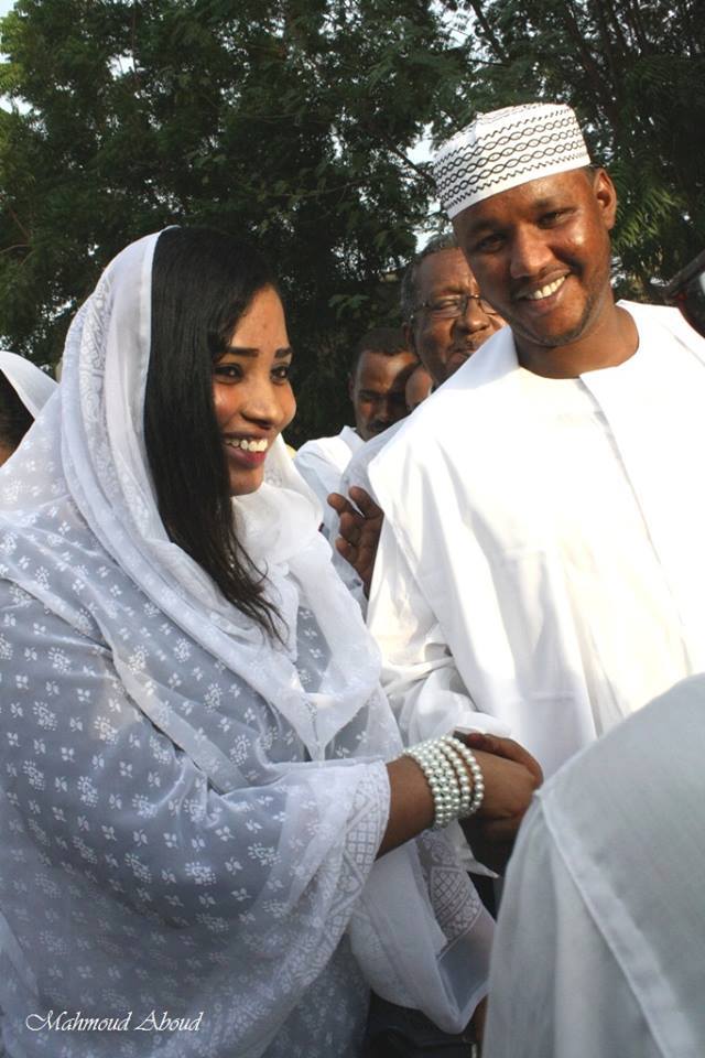 بالصور وللمرة الثانية في السودان.. فتاة تستغني عن (الشيلة) وتكاليف الزواج وتوافق علي الزواج من شاب مقابل مهر رمزي جداً.. وعقد الزواج يشمل بعض الشروط الصعبة 4 12112135_899392650147496_6684618597921634306_n