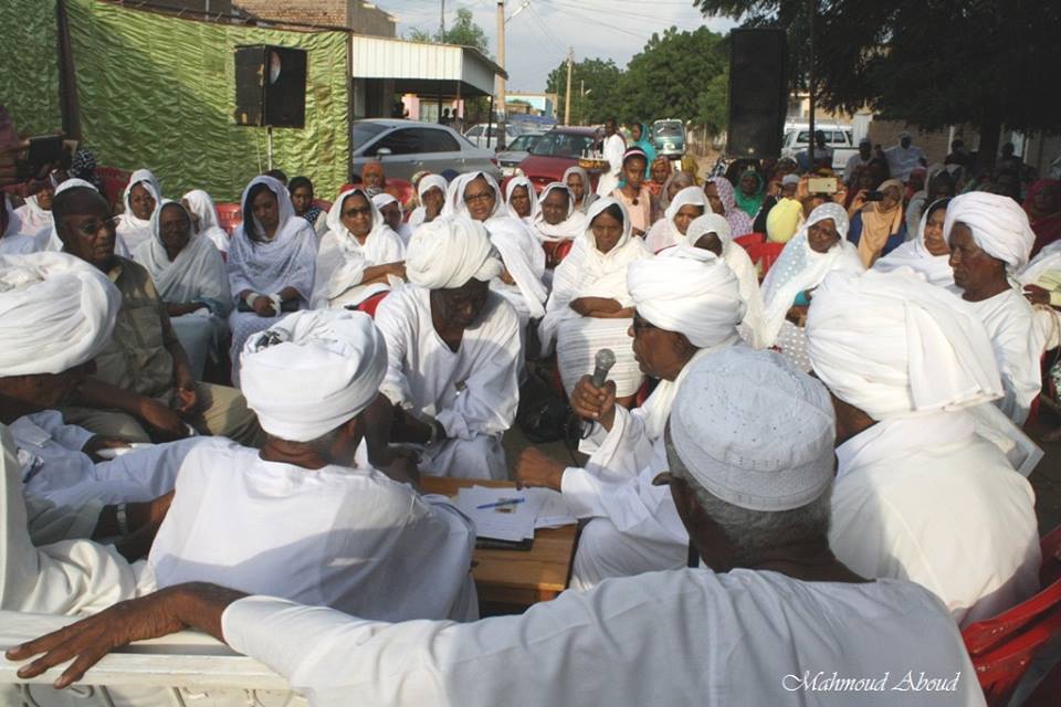 بالصور وللمرة الثانية في السودان.. فتاة تستغني عن (الشيلة) وتكاليف الزواج وتوافق علي الزواج من شاب مقابل مهر رمزي جداً.. وعقد الزواج يشمل بعض الشروط الصعبة 5 12143176_899392653480829_1856595282549392932_n
