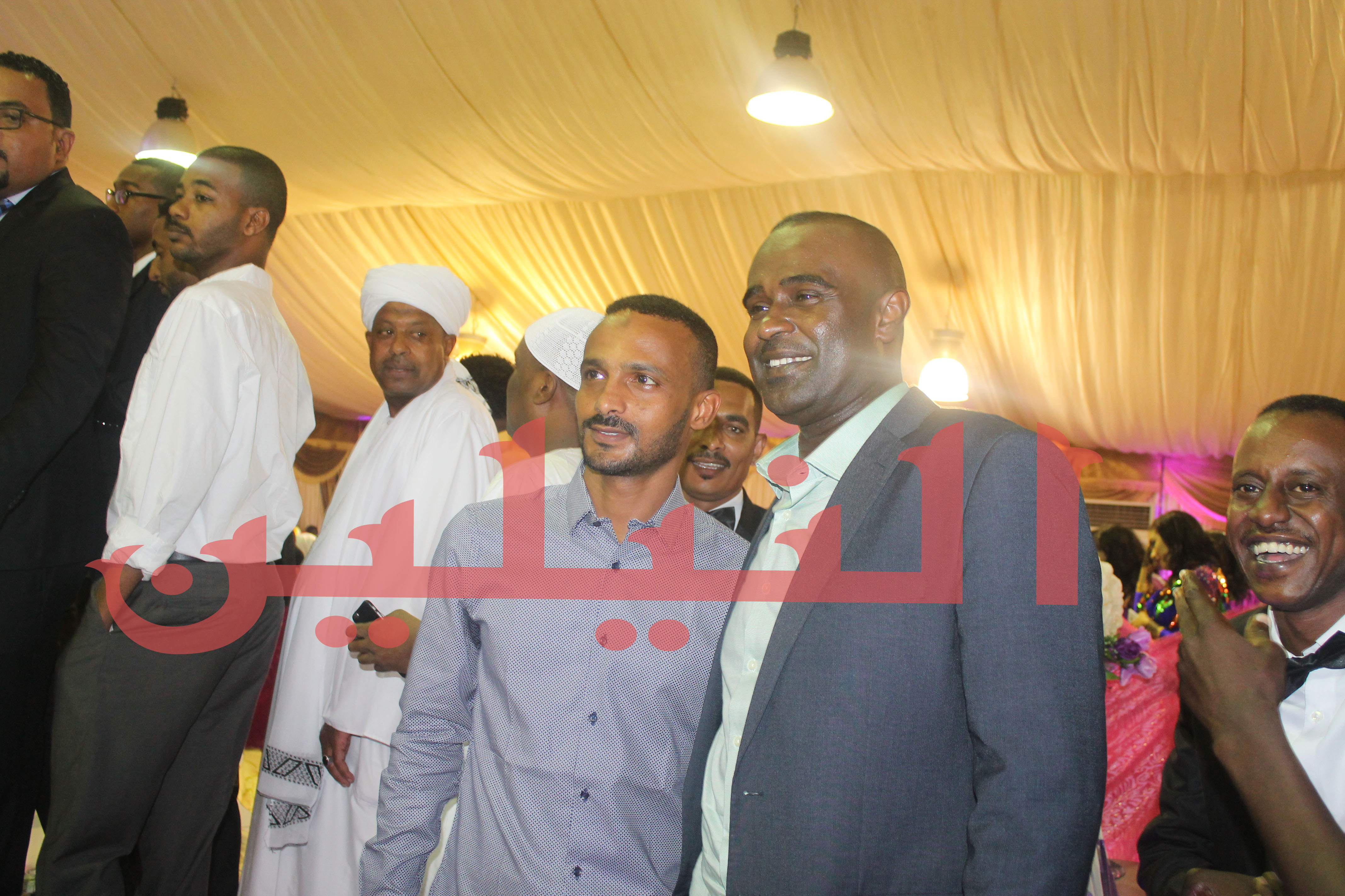 بالصور.. البرنس يعود للخرطوم يشارك احد العرسان أفراحه وينفي شائعة اعتزاله الكرة 1 IMG 0411