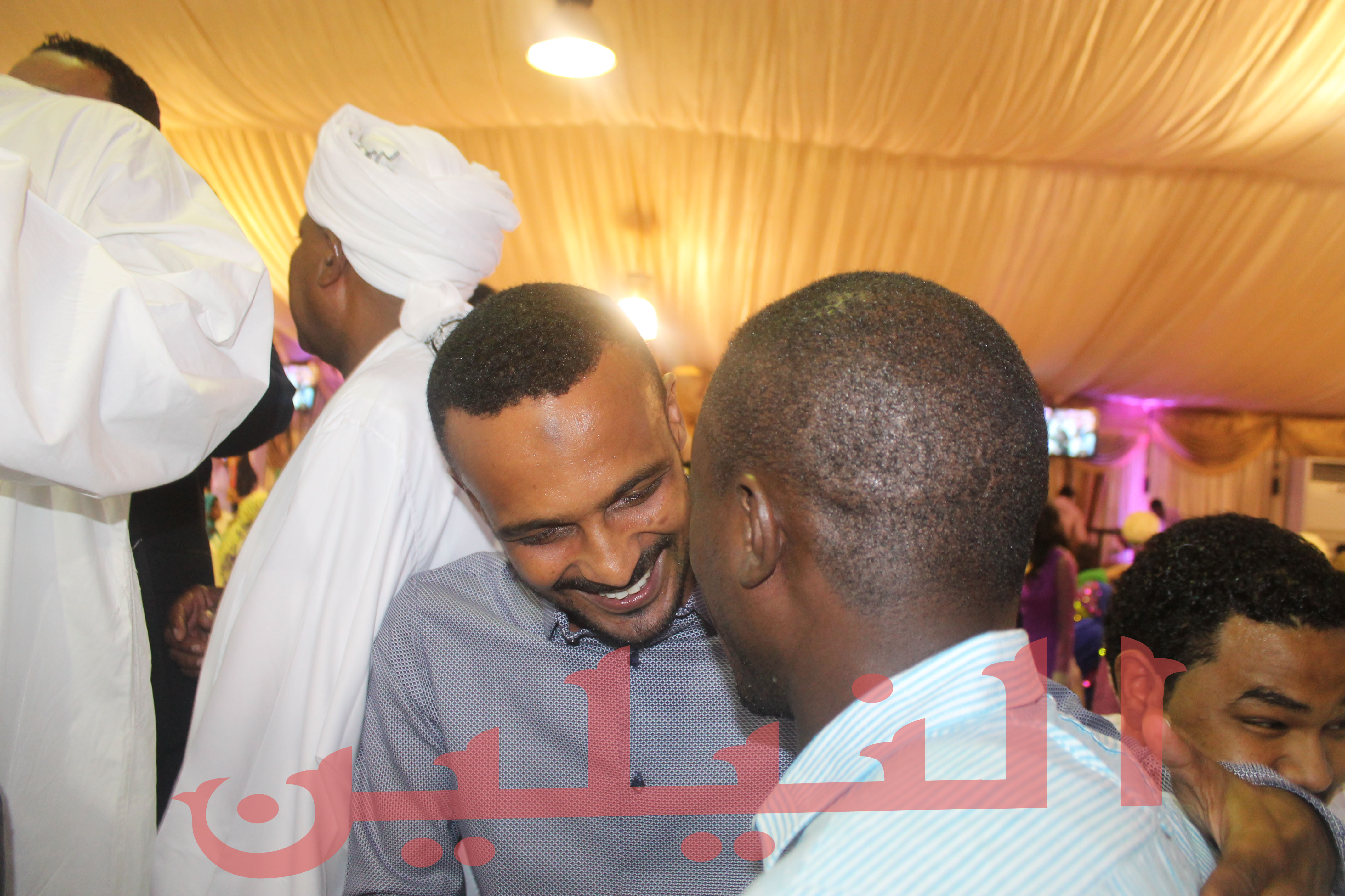 بالصور.. البرنس يعود للخرطوم يشارك احد العرسان أفراحه وينفي شائعة اعتزاله الكرة 4 IMG_0418