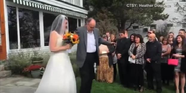 أب يحقق معجزة في حفل زفاف ابنته