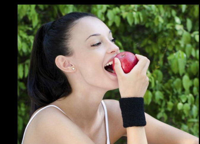 اكل طعام تفاح مراة