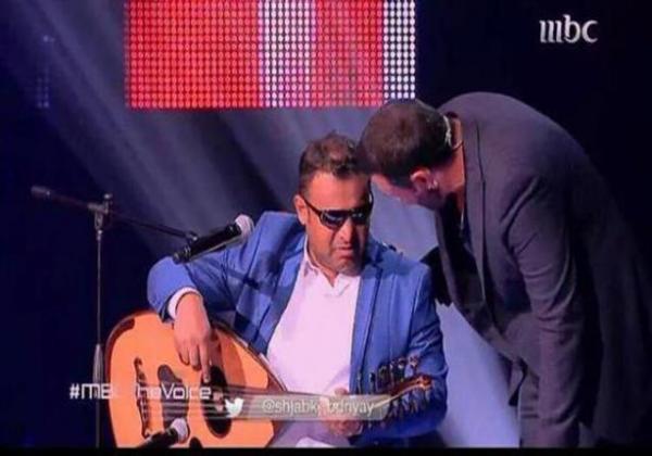 بالفيديو: متسابق كفيف يُبكي فريق The Voice.. وشيرين تنسحب ندماً وكاظم يقبل رأسه 1 المتسابق العراقي الكفيف نزار كاظم