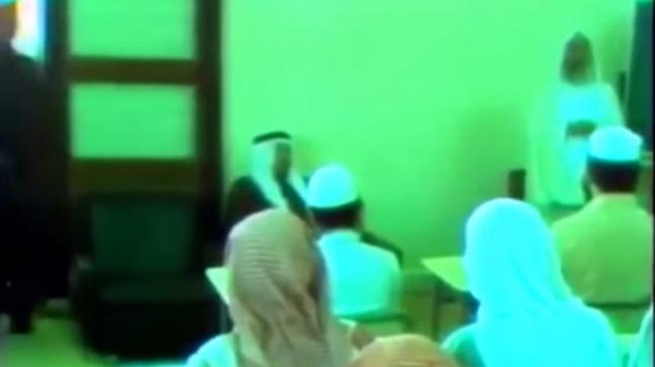 الملك خالد والملك عبدالله يحضران درسا قرآنيا