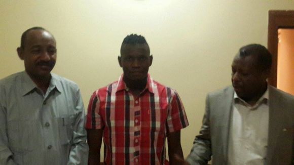 بالصور.. وفي الساعات الأولي من صباح الخميس..مجلس المريخ يحسم الجدل ويغلق الباب أمام الهلال بإعادة قيد أمير دفاعه 3 امير2