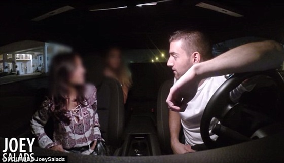 رد فعل فتيات مخمورات طلب شاب اصطحابهن بسيارته