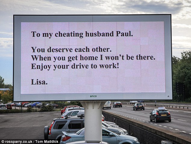 بالصور.. سيدة تستخدم لوحة إعلانات لتفضح زوجها: "إلى زوجي الخائن لن تجدني في المنزل" 1 رسالة خيانه