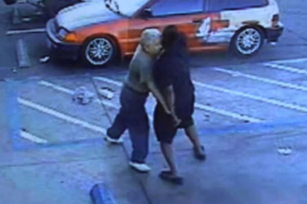 بالفيديو: سيدة تعتدي على سبعيني وتحاول سرقته بالإكراه 1 سيدة تعتدي على سبعيني