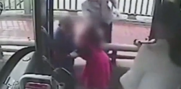 ثلاثيني ابتز امرأة بالطائف بصورتها الشخصية 1 شاهد ماذا فعل سائق لإنقاذ فتاة من الإنتحار