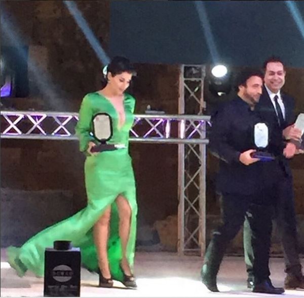 شاهد بالصورة.. فستان زفاف عارضة الأزياء «نيكول ترونفيو» يخطف الأنفاس 1 شمس الكويتية تتعرض لموقف محرج بسبب فستانها