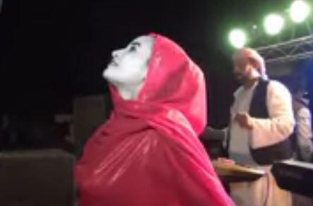 بالفيديو.. المطربة السودانية خالدة رحمة الله تقدم فواصل من الغناء والرقص داخل شلاتين (المحتلة) وتلهب حماس الجمهور 1 فاطمة رحمة الله