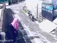 بالفيديو: فتاة تخدع لصا حاول سرقتها بطريقة ماكرة و طريفة وتسرقه هي 1 فتاة تخدع لص